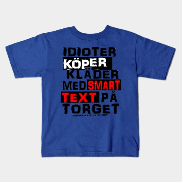 Idioter köper kläder med smart text på torget Kids T-Shirt by Johanmalm